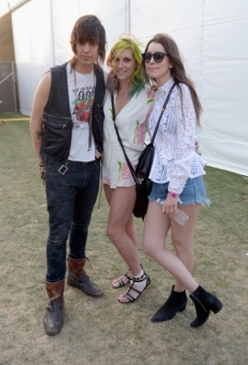 Candid Photos 2014 007
Julian backstage at Coachella with Danielle Haim & Kesha (April 12)

